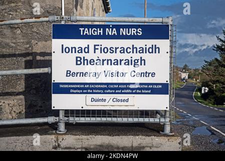 Schilder auf Gälisch und Englisch im Berneray Visitor Centre auf der Isle of Berneray, Äußere Hebriden, Schottland, Großbritannien. Stockfoto