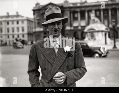 Walt Disney im Jahr 1935 auf dem Place de la Concorde vor dem Hotel de Crillon. Stockfoto