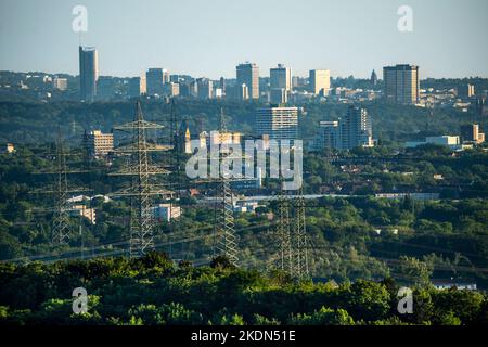 Blick über das mittlere Ruhrgebiet, von Norden über Gelsenkirchen, mit der ehemaligen Schachanlage Consolidation auf die Hochhäuser der Innenstadt vo Stockfoto