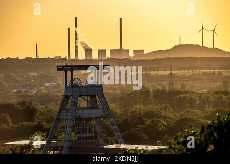 EON-Kohlekraftwerk Scholven, Gelsenkirchen, hinten, vorne der Doppelpfeifenwickelturm des stillgestauten Bergwerks Ewald in Herten, NR Stockfoto