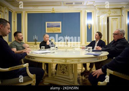 Kiew, Ukraine. 07.. November 2022. Der ukrainische Präsident Wolodymyr Zelenskyy, links, trifft sich mit dem amerikanischen Geschäftsmann und Philanthropen Howard Buffett, rechts, am 7. November 2022 im Mariinsky-Palast in Kiew, Ukraine. Kredit: Ukrainische Präsidentschaft/Ukrainische Presidential Press Office/Alamy Live Nachrichten Stockfoto