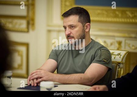 Kiew, Ukraine. 07.. November 2022. Der ukrainische Präsident Wolodymyr Zelenskyy, bei einem Treffen mit dem amerikanischen Geschäftsmann und Philanthropen Howard Buffett, am 7. November 2022 im Mariinsky-Palast in Kiew, Ukraine. Kredit: Ukrainische Präsidentschaft/Ukrainische Presidential Press Office/Alamy Live Nachrichten Stockfoto