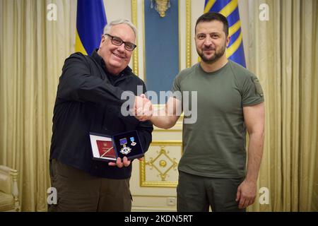 Kiew, Ukraine. 07.. November 2022. Der ukrainische Präsident Wolodymyr Zelenskyy, rechts, schüttelt die Hände mit dem amerikanischen Geschäftsmann und Philanthropen Howard Buffett, nachdem er ihm am 7. November 2022 in Kiew, Ukraine, den Orden von Jaroslaw, dem Weisen des V. Grades, verliehen hatte. Kredit: Ukrainische Präsidentschaft/Ukrainische Presidential Press Office/Alamy Live Nachrichten Stockfoto