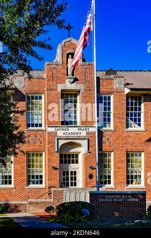 Die Akademie des heiligen Herzens ist am 6. November 2022 in Biloxi, Mississippi, abgebildet. Das neugotische Tudor-Gebäude wurde 1933 erbaut. Stockfoto