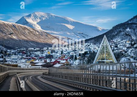 Arktische Kathedrale und Winterlandschaft in Tromso, Norwegen Stockfoto