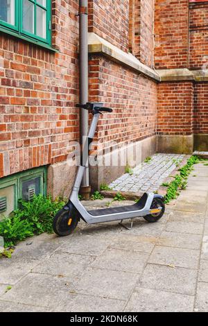 Elektroroller zur Miete für Roller Sharing-Systeme auf den Straßen von Halmstad in Schweden Stockfoto