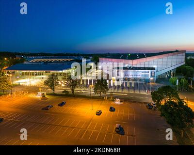 Die Grugahalle, rechts und Messe Essen, Messehauseingang Messehaus Ost, NRW, Deutschland, Stockfoto