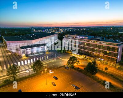 Die Grugahalle, links, und das Atlantic Congress Hotel, Essen NRW, Deutschland, Stockfoto