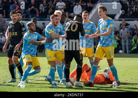 Die Spieler der Philadelphia Union reagieren beim MLS-Cup-Spiel am Samstag, den 5. November 2022, auf Foul des Los Angeles FC Mittelfeldspielers José Cifuentes (20) Stockfoto