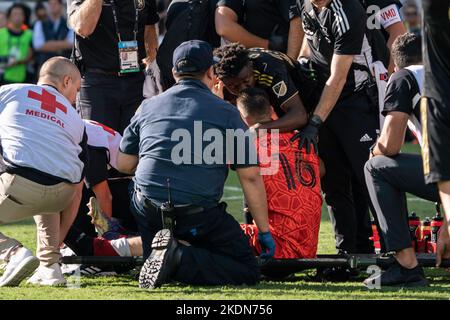 Los Angeles FC-Stürmer Kwadwo Opoku (22) tröstet Torhüter Maxime Crépeau (16) nach einer Verletzung im MLS-Cup-Spiel gegen die Philadelphia Uni Stockfoto