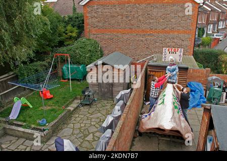 Jede Feuerwehr-Gesellschaft konstruiert ein Tableau zu einem aktuellen Thema, das durch die Straßen gerollt und dann an der Feuerstelle explodiert. In diesem Jahr steht das Thema „Nanny State“, und hier sitzt das Kindermädchen auf einer riesigen Nase. Stockfoto