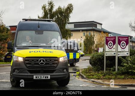 Harmondsworth, Großbritannien. 5.. November 2022. Fahrzeuge der Metropolitan Police Territorial Support Group verlassen das Heathrow Immigration Removal Center während einer Störung im Harmondsworth-Flügel, die auf einen erheblichen Stromausfall folgte. Berichten zufolge verließ eine Gruppe von Häftlingen in den frühen Morgenstunden ihre Zimmer und betrat einen mit Waffen bewaffneten Innenhof. Niemand wurde während der Störung in der von Mitie verwalteten Haftanstalt verletzt. Die Polizei, einschließlich der Bereitschaftspolizei, der Feuerwehr und der Gefängnisdienste, war anwesend. Einige Häftlinge wurden umgesiedelt. Kredit: Mark Kerrison/Alamy Live Nachrichten Stockfoto