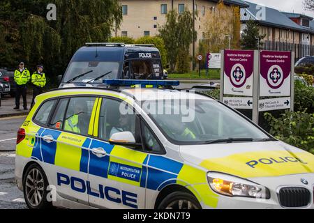 Harmondsworth, Großbritannien. 5.. November 2022. Metropolitan Police Fahrzeuge verlassen das Heathrow Immigration Removal Center während einer Störung im Harmondsworth Flügel, die auf einen erheblichen Stromausfall folgte. Berichten zufolge verließ eine Gruppe von Häftlingen in den frühen Morgenstunden ihre Zimmer und betrat einen mit Waffen bewaffneten Innenhof. Niemand wurde während der Störung in der von Mitie verwalteten Haftanstalt verletzt. Die Polizei, einschließlich der Bereitschaftspolizei, der Feuerwehr und der Gefängnisdienste, war anwesend. Einige Häftlinge wurden umgesiedelt. Kredit: Mark Kerrison/Alamy Live Nachrichten Stockfoto