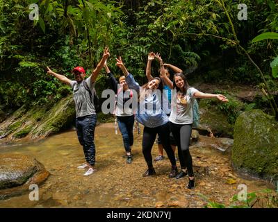 Envigado, Antioquia, Kolumbien - Februar 27 2020: Gruppe junger Menschen verschiedener Nationalitäten, die vor der Kamera posieren und lächeln Stockfoto