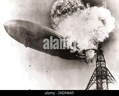 Der Zeppelin LZ 129 Hindenburg fängt am 6. Mai 1937 auf der Lakehurst Naval Air Station in New Jersey Feuer - Gus Pasquerella Foto Stockfoto