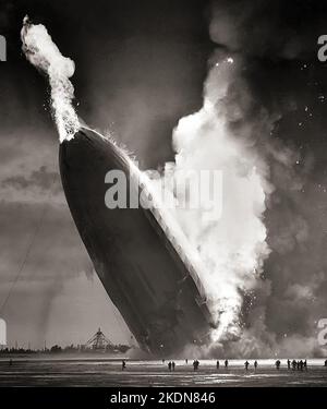 Der Zeppelin LZ 129 Hindenburg brennt am 6. Mai 1937 auf der Lakehurst Naval Air Station in New Jersey - Murray Becker:Associated Press Stockfoto