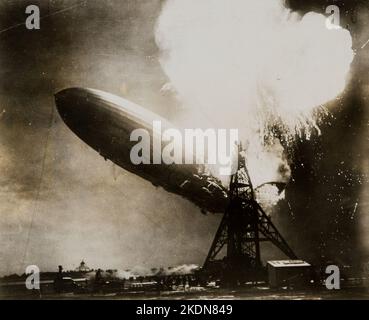 Der Zeppelin LZ 129 Hindenburg, der am 6. Mai 1937 auf der Lakehurst Naval Air Station in New Jersey 4 in Brand gesetzt wurde Stockfoto