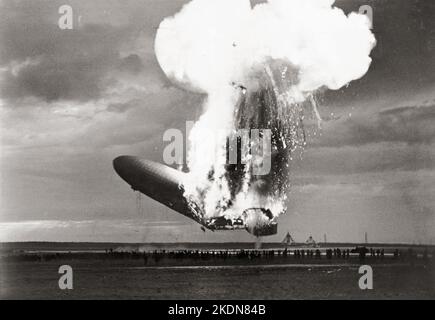 Der Zeppelin LZ 129 Hindenburg, der am 6. Mai 1937 auf der Lakehurst Naval Air Station in New Jersey in Brand gesteckt wurde. 3 Stockfoto