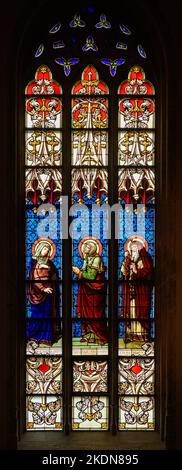 Buntglasfenster mit Darstellung der Heimsuchung (der Jungfrau Maria zur heiligen Elisabeth). Notre-Dame de Luxembourg (Kathedrale Notre-Dame in Luxemburg). Stockfoto