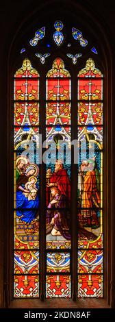 Buntglasfenster mit Darstellung der Anbetung der Könige. Notre-Dame de Luxembourg (Kathedrale Notre-Dame in Luxemburg). Stockfoto