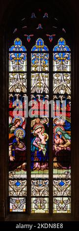 Buntglasfenster mit Darstellung der Heiligen Sippe. Notre-Dame de Luxembourg (Kathedrale Notre-Dame in Luxemburg). Stockfoto