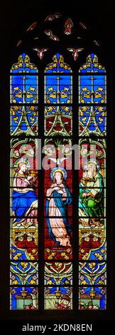 Buntglasfenster mit Darstellung der Himmelfahrt und der Krönung der Jungfrau Maria. Notre-Dame de Luxembourg (Kathedrale Notre-Dame in Luxemburg). Stockfoto