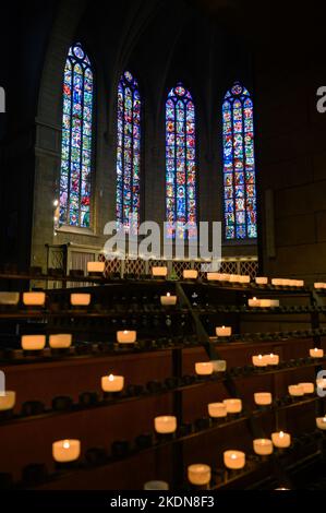 Buntglasfenster in Notre-Dame de Luxembourg (Kathedrale Notre-Dame in Luxemburg). Stockfoto