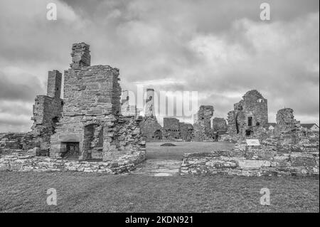 Das Bild zeigt die Überreste des mittelalterlichen Earl's Palace aus dem 16.. Jahrhundert in Birsay, ehemals Robert Stewart, der 1. Earl of Orkney Stockfoto