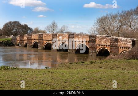 Mittelalterliche Brücke auf dem Fluss Stour, Sturminster Marshall, Dorset Stockfoto