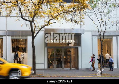 Das Bekleidungsgeschäft AllSaints befindet sich in der Fifth Avenue 575 in New York City, USA 2022 Stockfoto