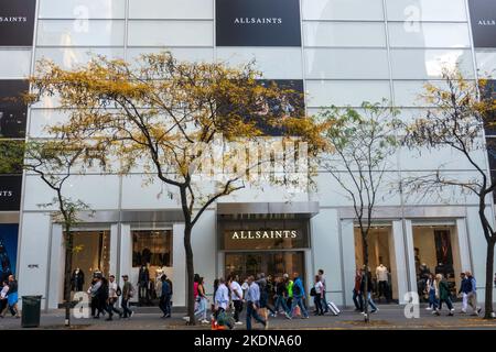 Das Bekleidungsgeschäft AllSaints befindet sich in der Fifth Avenue 575 in New York City, USA 2022 Stockfoto