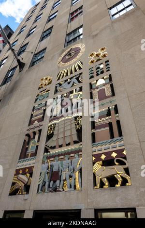 Relief „die Geschichte der Menschheit“ im Rockefeller Center, New York City, USA Stockfoto