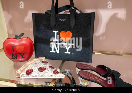 Der Kate Spade Store in Rockefeller Plaza ist ein gehobenes Designer-Modegeschäft, New York City, USA 2022 Stockfoto