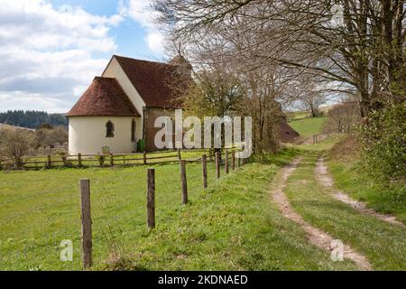 St. Mary the Virgin kleine Kirche aus dem 12. Jahrhundert, auch bekannt als „The Church in the Field“, Coldwaltham bei Petworth, West Sussex, England Stockfoto