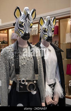 Der Kate Spade Store in Rockefeller Plaza ist ein gehobenes Designer-Modegeschäft, New York City, USA 2022 Stockfoto