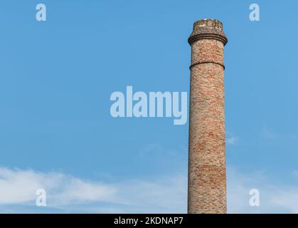 Alte verlassene Kamin aus roten Ziegeln am blauen Himmel in Spanien Stockfoto