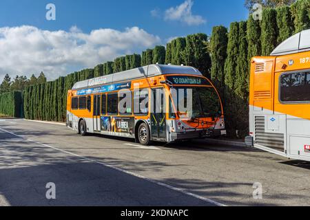 Anaheim, CA, USA – 1. November 2022: Ein Los Angeles Metro Bus wird an einem Terminal in Anaheim, Kalifornien, geparkt. Stockfoto