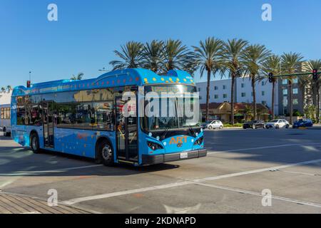 Anaheim, CA, USA – 3. November 2022: Ein blauer Anaheim Resort Transportation (ART) Bus fährt auf dem Harbor Blvd in Anaheim, Kalifornien. Stockfoto