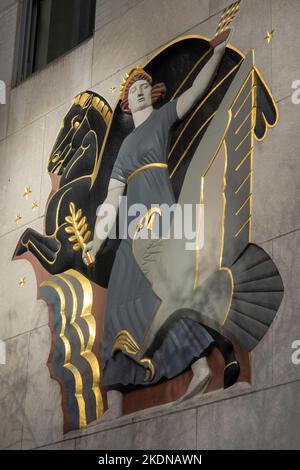 Progress, Intaglio Carving, 1 Rockefeller Center, NYC 2022 Stockfoto