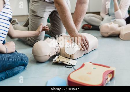 Erste Hilfe Herz-Lungen-Wiederbelebung Kurs mit Hilfe automatisierter externer Defibrillator, AED. Stockfoto