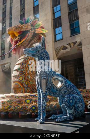 Die Mexiko-Woche wird in Rockefeller mit Menchaca Studio Artwork, New York City, USA 2022 gefeiert Stockfoto