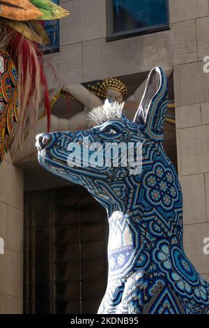 Die Mexiko-Woche wird in Rockefeller mit Menchaca Studio Artwork, New York City, USA 2022 gefeiert Stockfoto