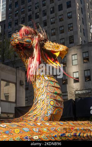 Die Mexiko-Woche wird in Rockefeller mit Menchaca Studio Artwork, New York City, USA 2022 gefeiert Stockfoto