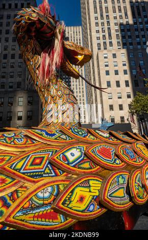 Die Mexiko-Woche wird in Rockefeller mit Menchaca Studio Artwork, New York City, USA 2022 gefeiert Stockfoto