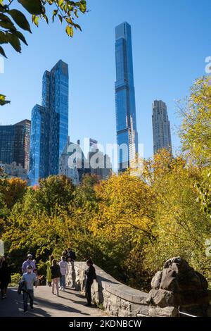 Supertalls auf Milliardärenruder, gesehen vom Central Park an einem klaren Herbsttag, 2022, New York City, USA Stockfoto