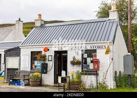 Glendale Post und General Store in diesem gemeinschaftseigenen Anwesen auf der Isle of Skye, Schottland, UK, Sommer 2022 Stockfoto