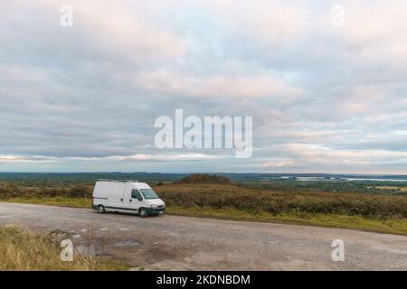 Camper Van in ländlichen Landschaft der zentralen bretagne im Herbst, Parc naturel regional d'Armorique, Bretagne, Frankreich Stockfoto
