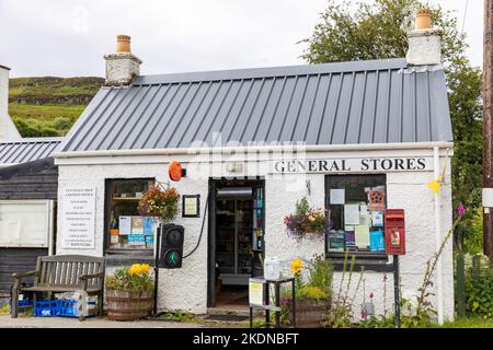 Glendale Post und General Store in diesem gemeinschaftseigenen Anwesen auf der Isle of Skye, Schottland, UK, Sommer 2022 Stockfoto