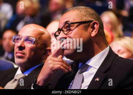 James Cleverly , (Außenminister), nimmt an der Hommage an ihre verstorbene Majestät Königin Elizabeth II. Teil, die während der Herbstkonferenz der Konservativen Partei am Sonntag, 2. Oktober 2022, im International Convention Center in Birmingham, aufgenommen wurde. Bild von Julie Edwards. Stockfoto