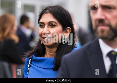 Suella Braverman, (Innenministerin), zu einem Treffen am 3. Tag. Fotografiert während der Herbstkonferenz der Konservativen Partei, die am Dienstag, dem 4. Oktober 2022 im International Convention Center in Birmingham stattfand. Bild von Julie Edwards. Stockfoto